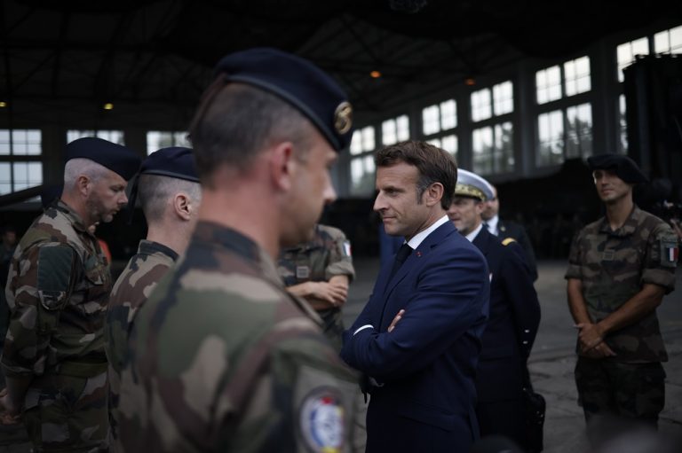 Klaus Iohannis şi Emmanuel Macron, întâlnire la baza militară „Mihail Kogălniceanu”, unde se află militarii francezi care vor forma unitatea de la Cincu
