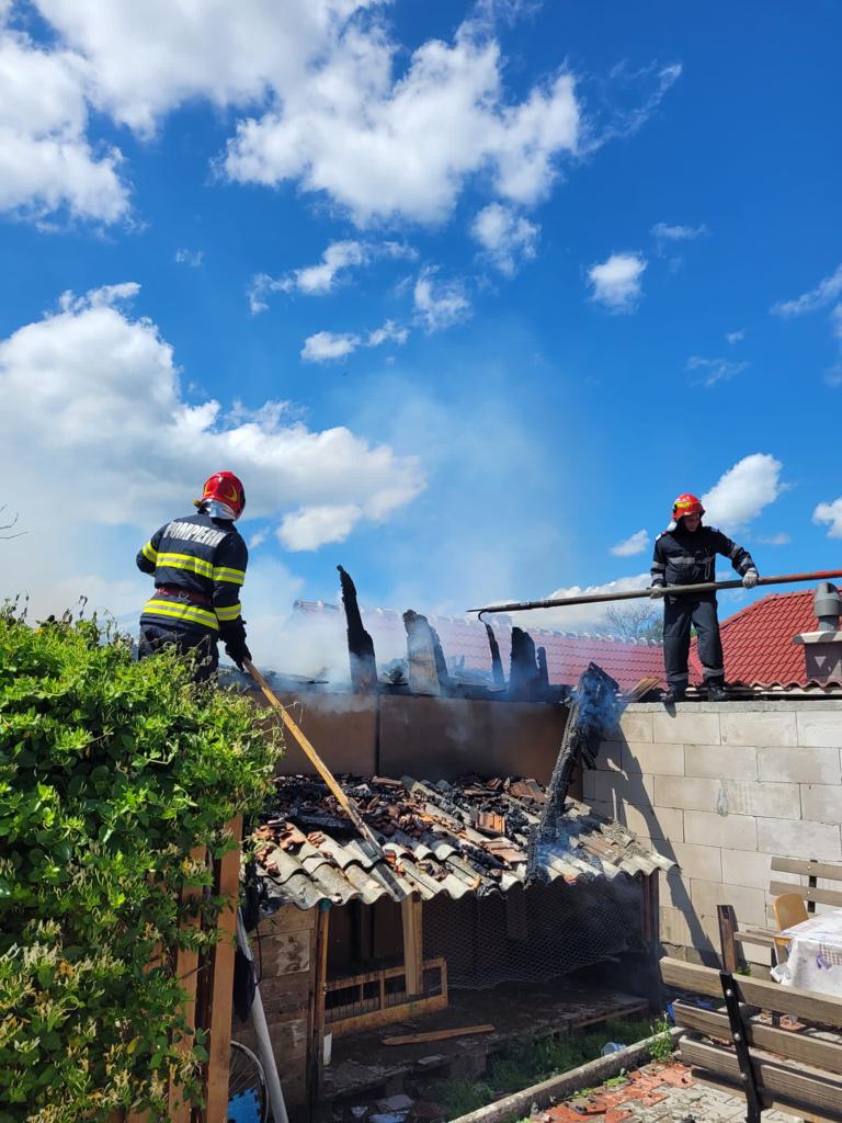FOTO Magazie de lemne cuprinsă de flăcări