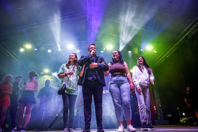 VIDEO Elevă a Școlii Populare din Sibiu, în concert alături de Horia Brenciu: „M-am simțit minunat!”