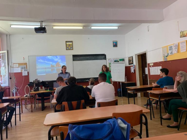 Polițiştii au discutat cu liceenii şi studenții sibieni despre consumul de droguri
