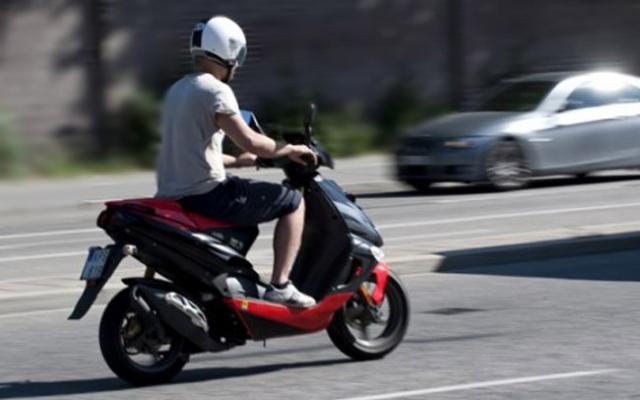 Tânăr fără permis descoperit pe un moped