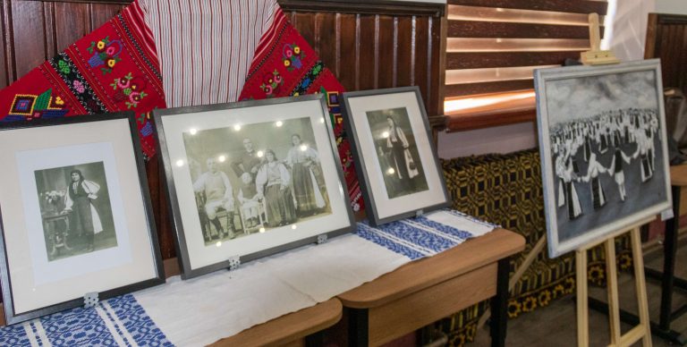 Biblioteca ASTRA duce o expoziție dedicată portului tradițional românesc prin șase localități