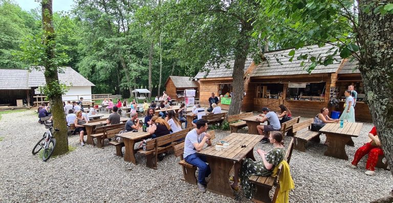 Gospodinele și meșteșugarii din Arpașu de Jos își prezintă tradițiile în Muzeul din Dumbrava Sibiului