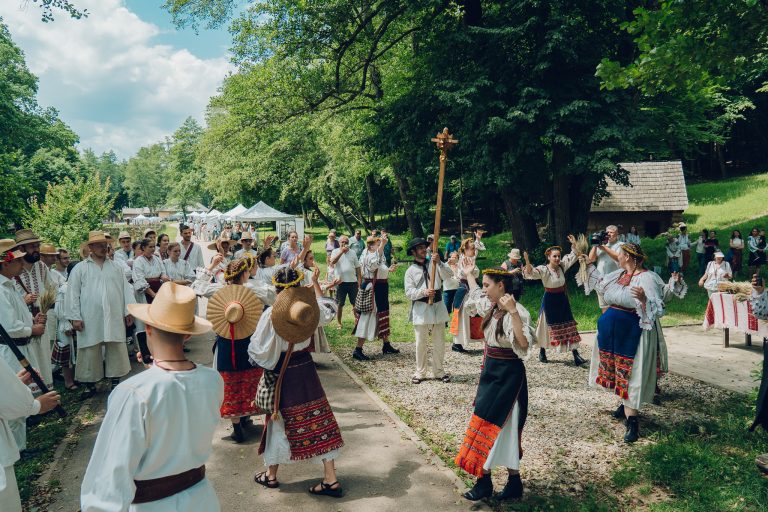 „Ziua Universală a Iei”, sărbătorită în weekend la Muzeul ASTRA: ateliere de brodat ii, plimbări pe bicicletă și obiceiuri de Sânziene