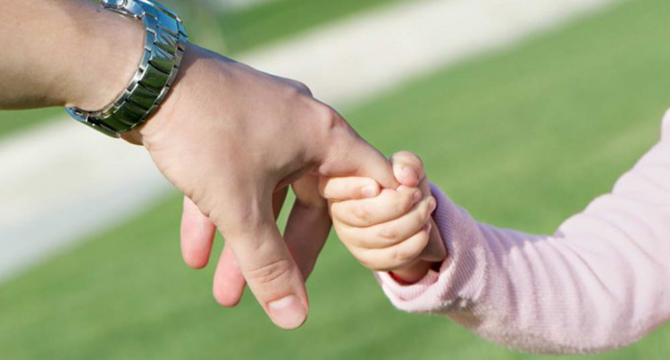 Tații care participă efectiv la îngrijirea copilului au dreptul la un concediu paternal cu durata de 10 zile lucrătoare