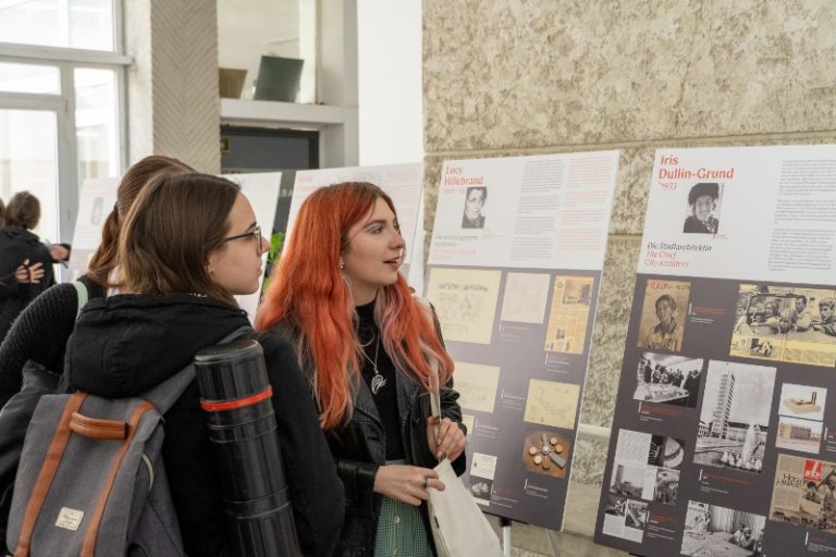 Expoziție dedicată femeilor din arhitectura românească, deschisă la Primăria Sibiu