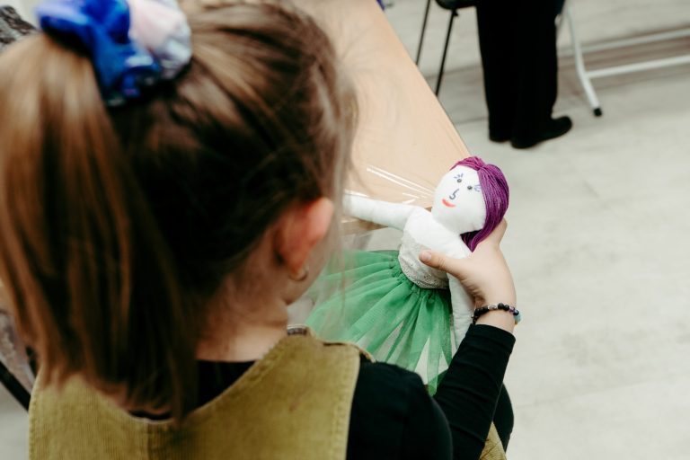 Magia dimineților cu ateliere pentru copii, la Teatrul Gong