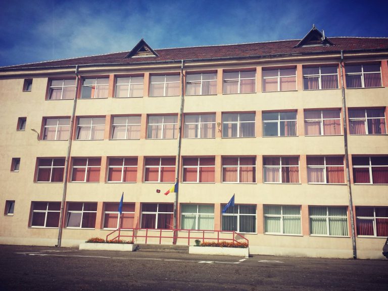 Doi elevi sibieni, eliminați din BAC după ce au fost suprinși cu „copiuțe” și cască