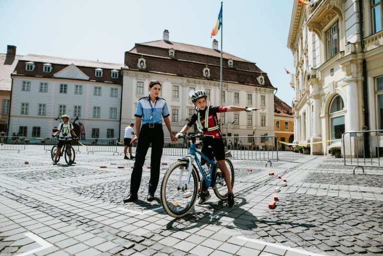 „BikeSchool 2022”: Copiii învață cum să se deplaseze în siguranță pe bicicletă, în Piața Mare