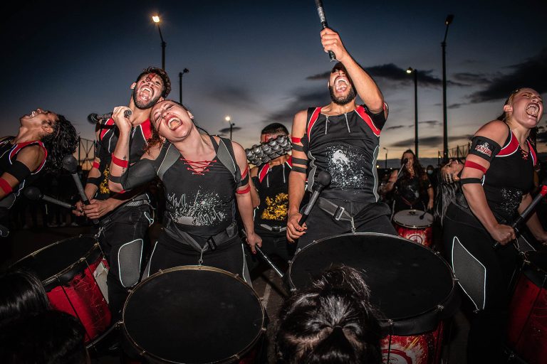 Astăzi, la FITS: concert cu tobe din tigăi, ritmuri din Columbia și jonglerii cu scaune și mese