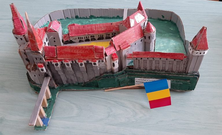 „Deșeurile pot fi și artă”, la ULBS: Castelul Corvinilor din cartoane reciclate și vultur din anvelope