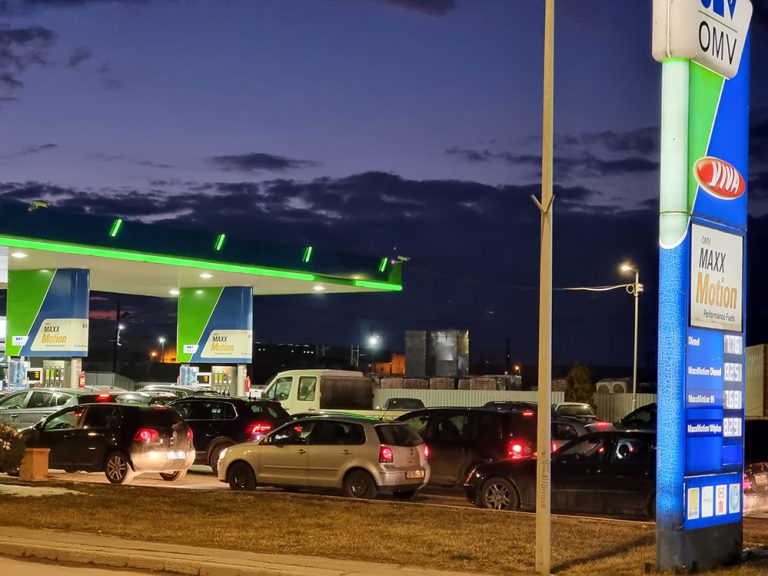Prețul carburanților scade cu 50 de bani. Guvernul Ciucă a anunțat condițiile în care oferă subvenția