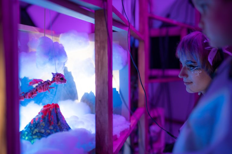 Numărul reprezentațiilor pentru „Dragoni – o instalație interactivă pentru copii” de la „Gong” a fost suplimentat