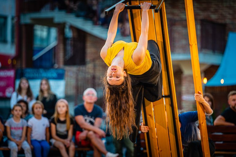 Astăzi, la FITS: jocuri de umbre, personaje din Shakespeare și lecții de echilibru