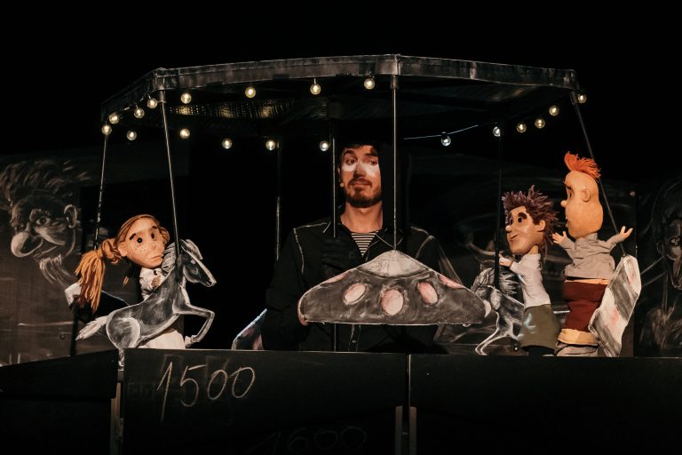 Teatrul „Gong” redă, online, „Istoria Copilăriei”