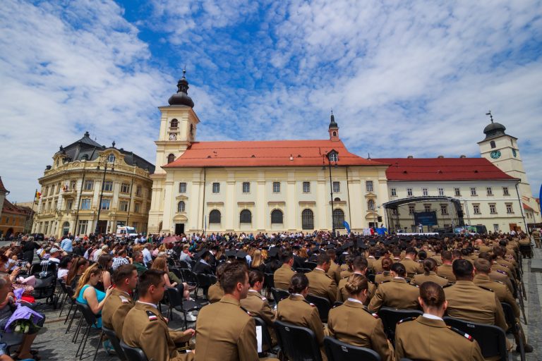 Aproximativ 2.000 de absolvenți au spus „Adio!” studenției, în Piața Mare