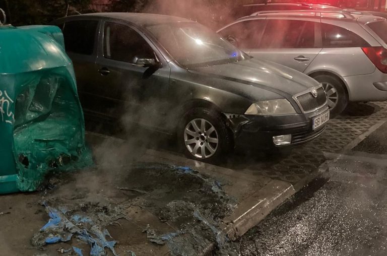Autoturism incendiat în Sibiu, din cauza unei pubele