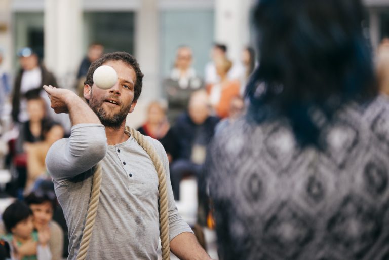 Astăzi, la FITS: jonglerii, ateliere de dulgherie și concerte ale Fanfarei de la Cozmești