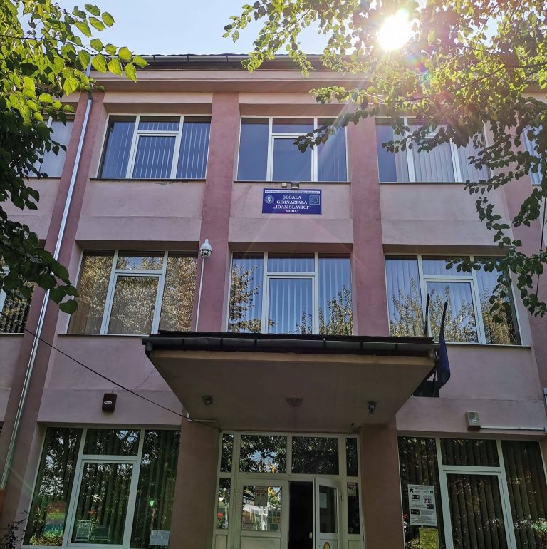 Ghinion la Evaluarea Națională. Unui elev de la Școala „Ioan Slavici” i-au căzut copiuțele din buzunar