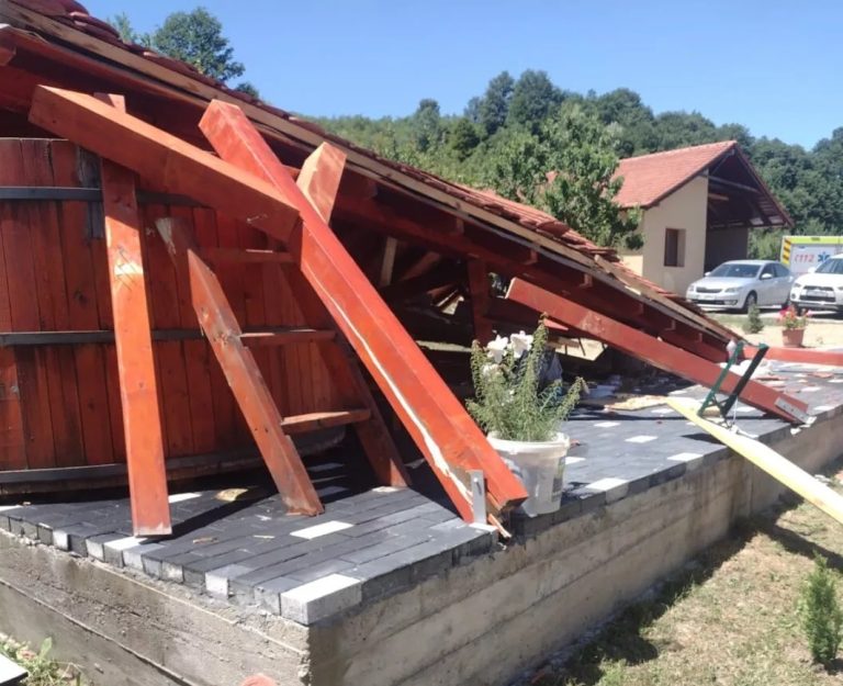 Subprefectul de Sălaj a murit după ce s-a prăbușit un acoperiș peste el, la un eveniment public