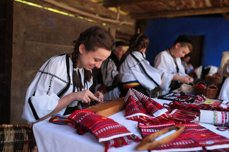 Începe Olimpiada „Meșteșuguri artistice tradiționale”, în Muzeul ASTRA