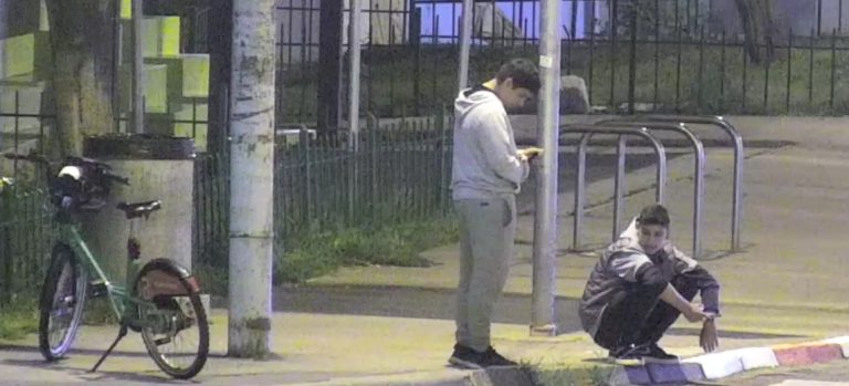 Doi tineri au spart cinci automate de băuturi pentru 1.400 de lei. Îi recunoașteți?