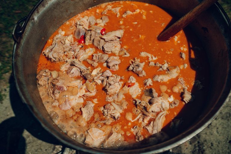 „ASTRA Multicultural”: miel înjintuit, tochitură de vițel, pâine cu untură și măr ca la sași și ciorbă de perișoare, în meniul de astăzi