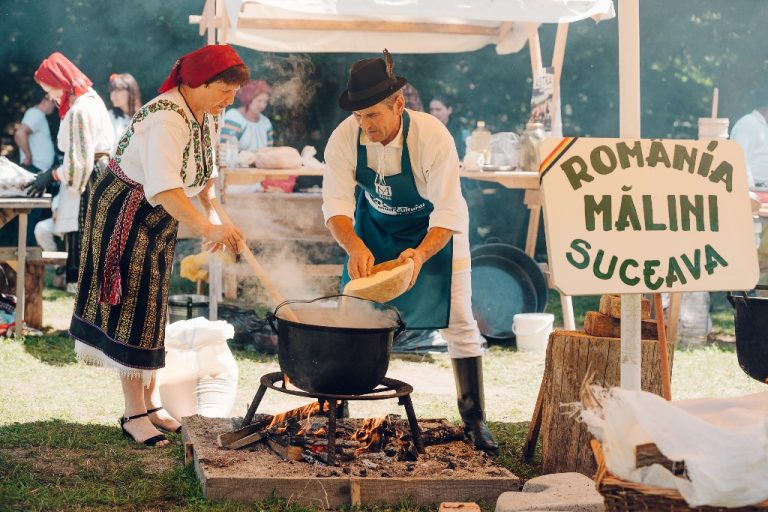 România rurală de la „ASTRA Multicultural: aproape 7.000 de vizitatori, rețete vechi de sute de ani și spectacole ale comunităților multietnice