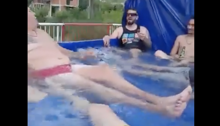 FOTO 10 bărbați au transformat bena unei autoutilitare în piscină și s-au plimbat pe străzi. Poliția i-a amendat