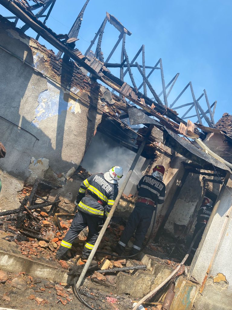 FOTO Casă distrusă în urma unui incendiu