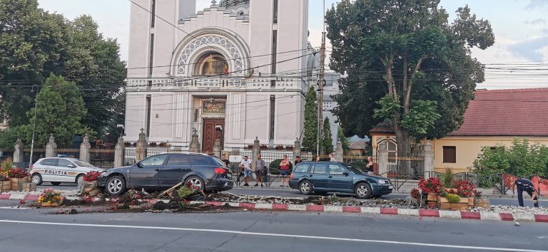 FOTO A ajuns cu mașina în scuarul din fața Catedralei Ortodoxe