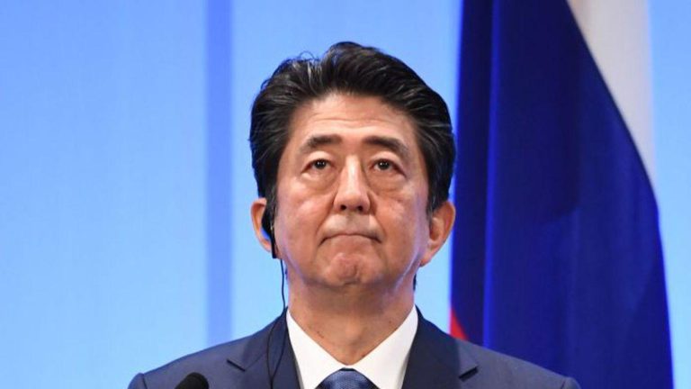 Fost premier japonez, împușcat în piept la un eveniment electoral