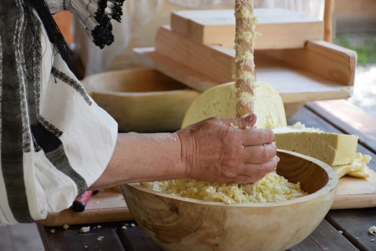 Oierii din Mărginimea Sibiului se mută pentru două zile în Muzeul Satului