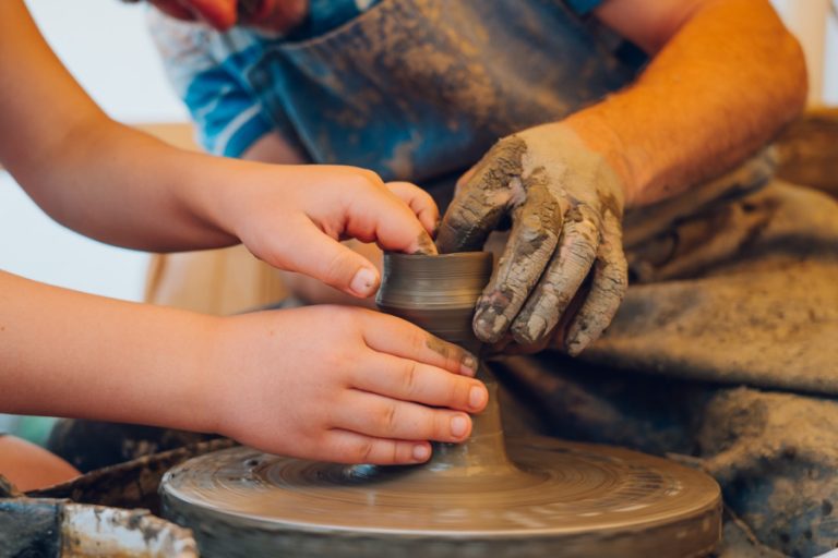FRUMOS. CERAMIC. FOLOSITOR. CERAMICA UTILITARĂ.