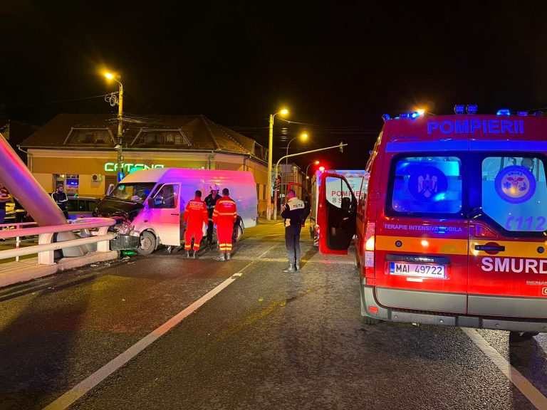 FOTO Trei persoane implicate într-un accident rutier, în Sibiu
