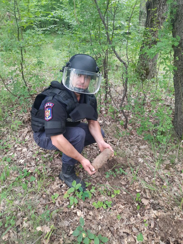 A găsit un proiectil exploziv în timp ce se plimba prin pădure, în Poplaca