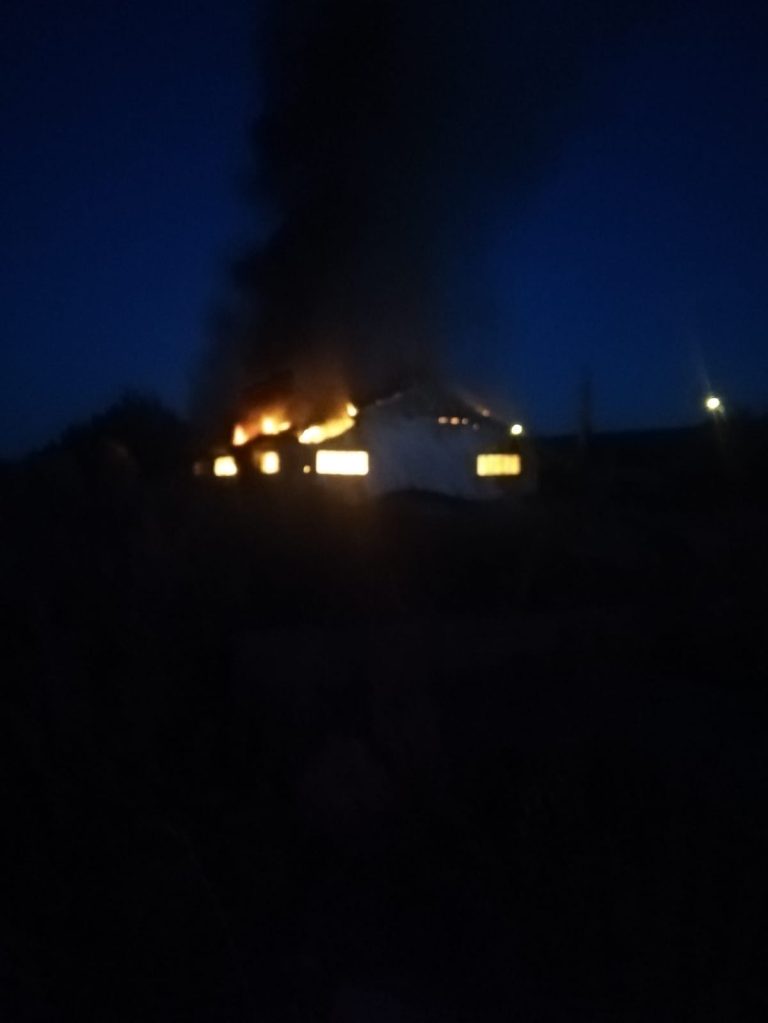 Hală dezafectată din Mediaș, în flăcări. Focul ar fi fost pus intenționat