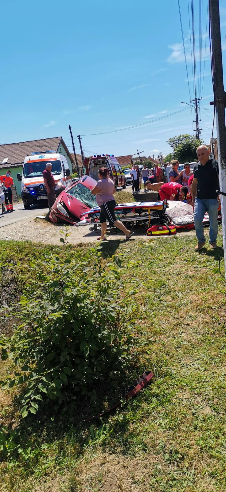 Accident în Nocrich. O mașină a lovit trei pietoni, unul este în comă