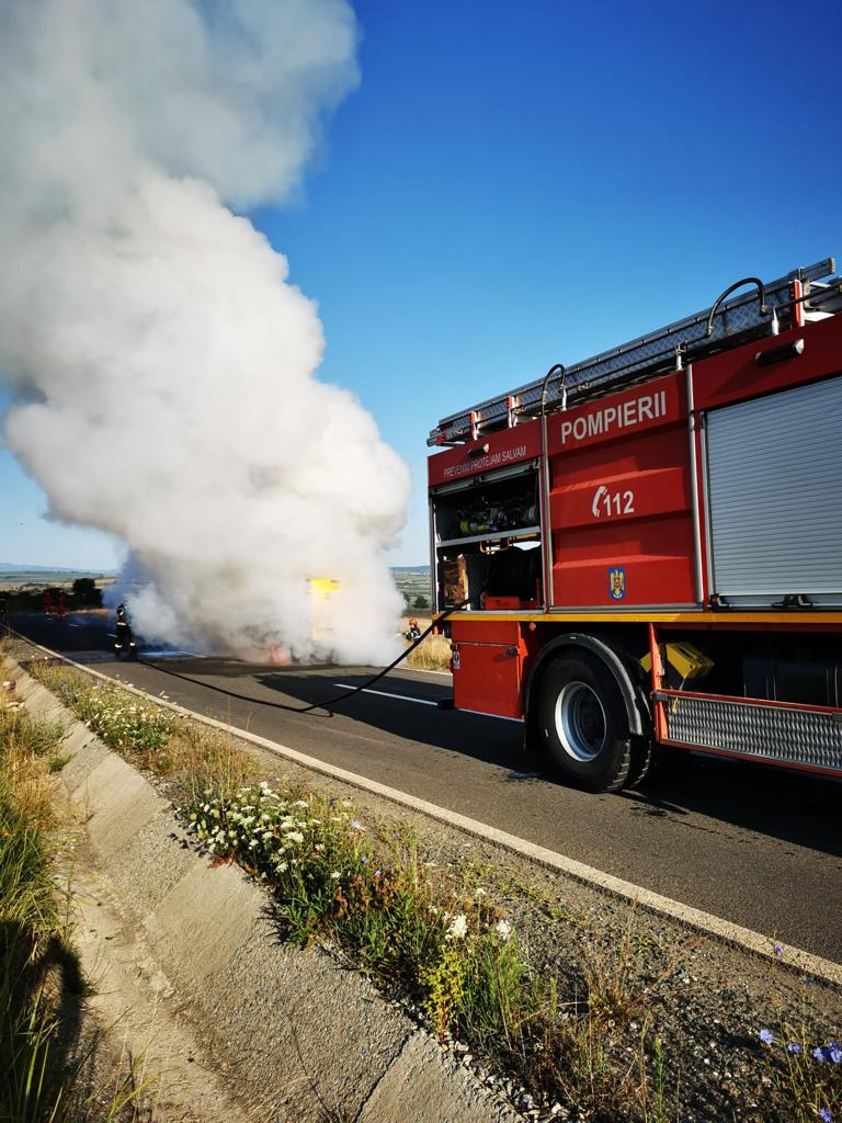 Incendiu la mașina unei firme de curierat, între Nucet și Cornățel