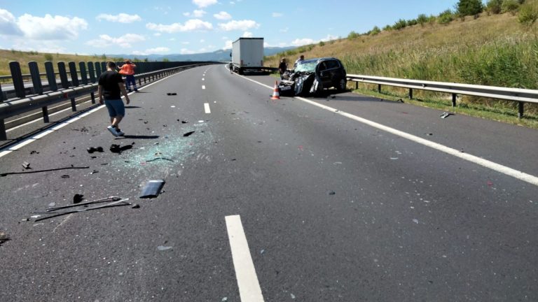 UPDATE| Accident pe A1, în zona localității Aciliu. Coliziune între două mașini și un TIR, cinci persoane rănite