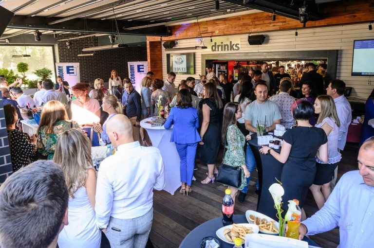 Eleganță, relații și invitați speciali-adică Business Cocktail.