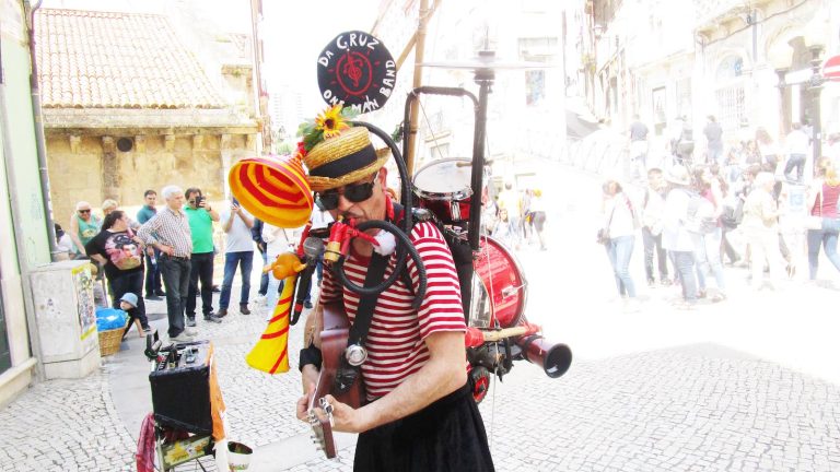 Astăzi, la FITS: lebede albe imense în centrul Sibiului, spectacol al „Omului-Orchestră” și concert Duchamp Pilot