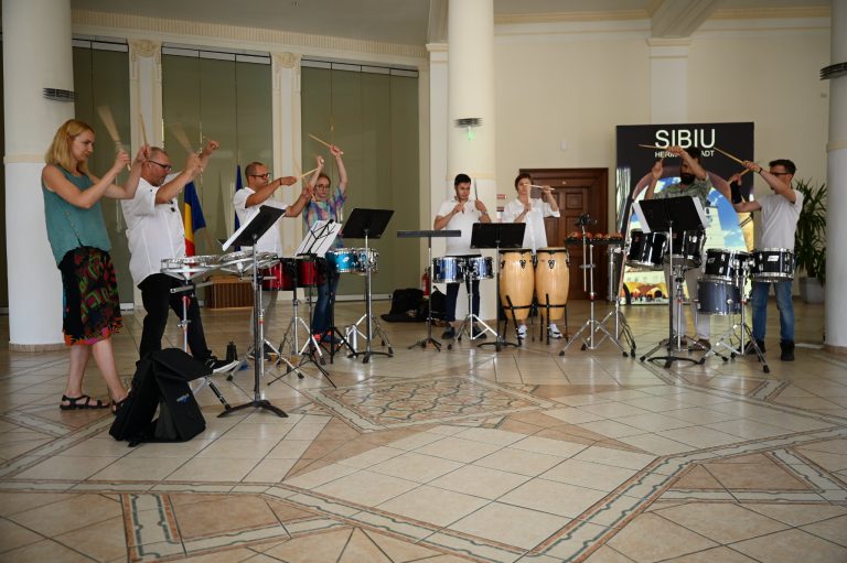 Marea deschidere a „Zilelor Muzicale Româno-Americane”, pe ritmuri de percuție, în Piața Mare