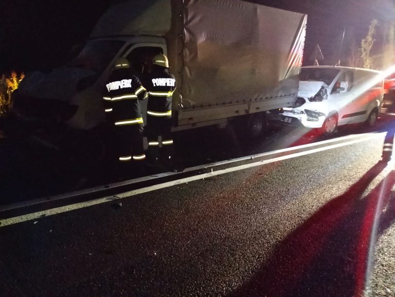 FOTO Accident rutier între un autotren, microbuz de persoane și trei autoturisme, pe Valea Oltului