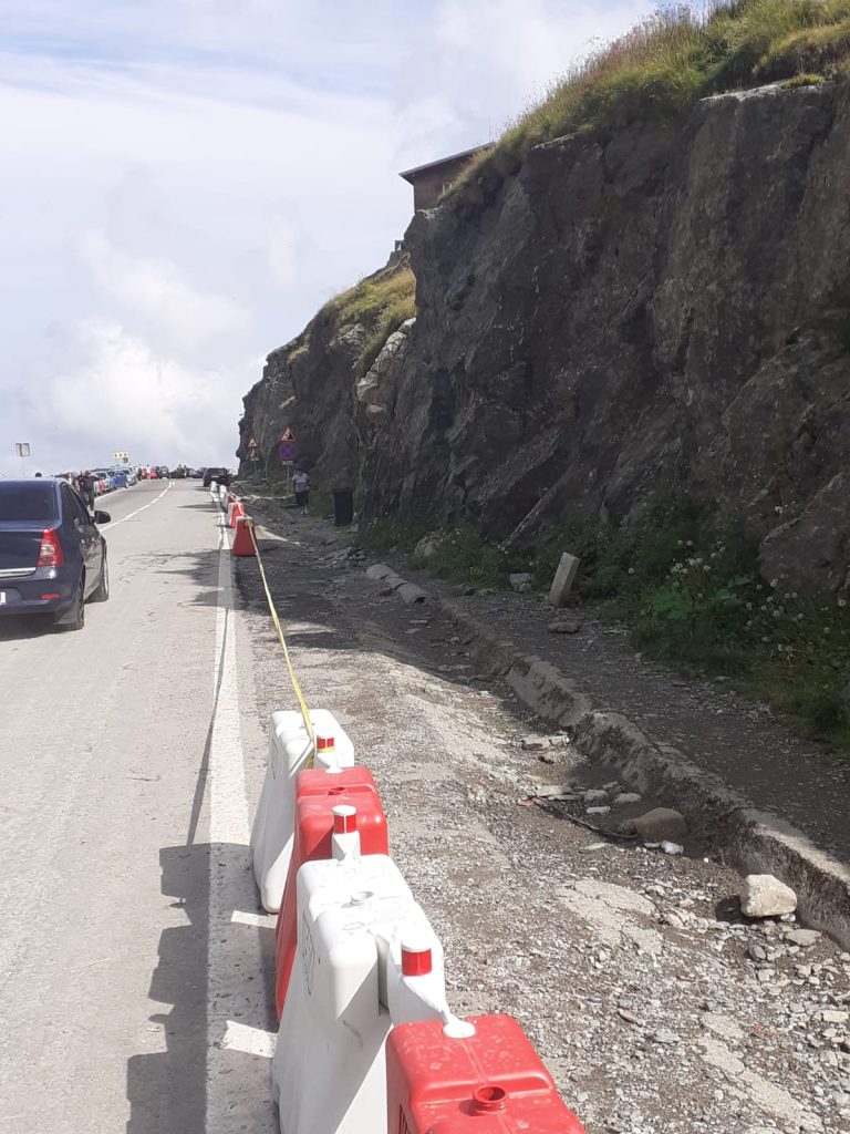 Zeci de șoferi amendați de polițiști pe Transfăgărășan