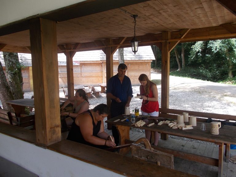 Doi meșteri din zona Munților Apuseni aduc la Sibiu ateliere de dogărit