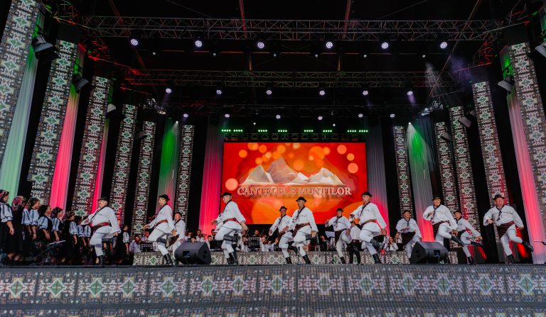 Sibiul devine pentru câteva zile capitală a folclorului internațional. Festivalul CÂNTECELE MUNȚILOR, la 50 de ani. Invitat special: Ștefan Bănică jr.