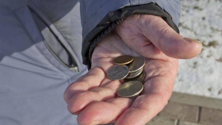 Două femei, de 28 și 40 de ani, își foloseau copiii la cerșit lângă două biserici din Sibiu