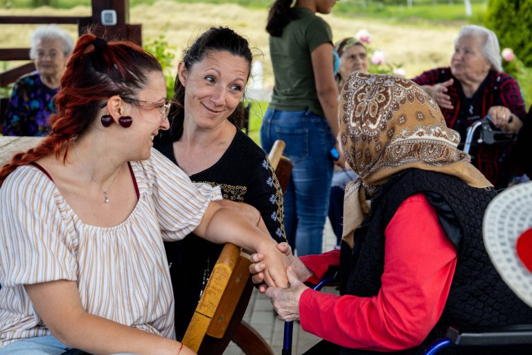 Tinerii artiști sibieni și-au propus să le aducă zâmbete vârstnicilor din cămine