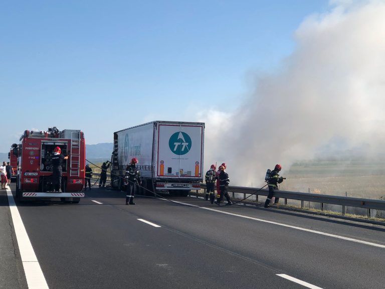 FOTO Autocamion cuprins de flăcări, pe A1